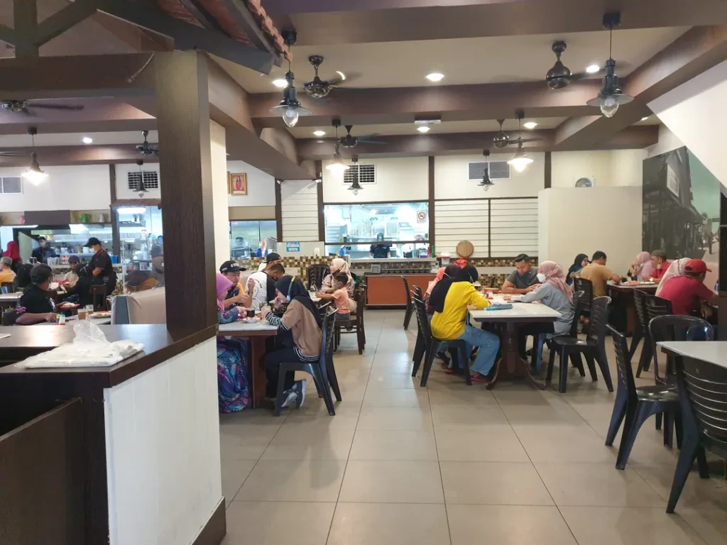 Suasana dan Interiornya Kopi Railways