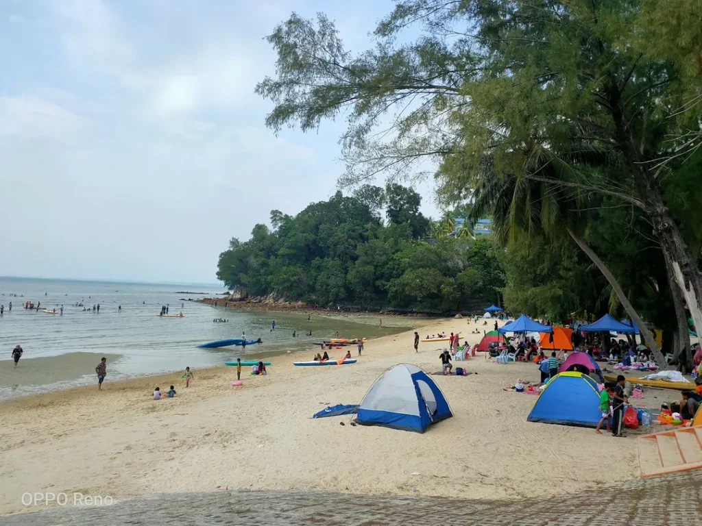 Bersantai di Tepi Pantai Tanjung Biru