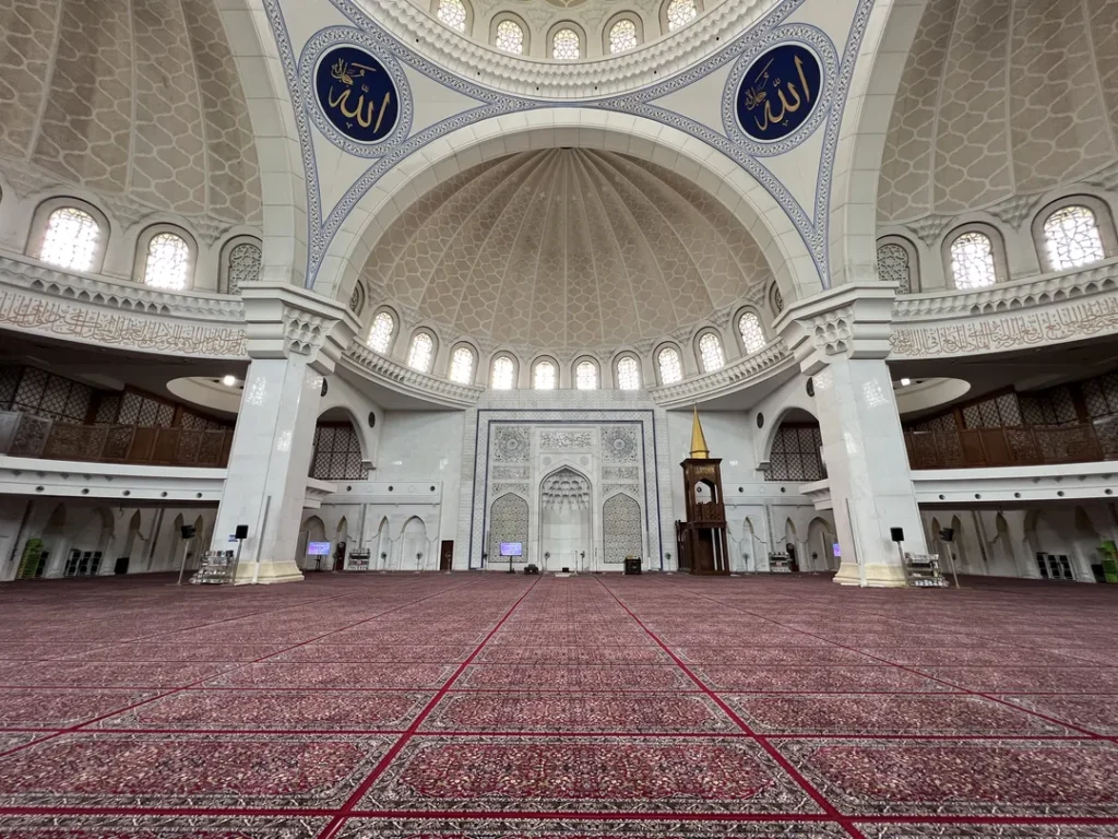 Kapasiti dan Reka Bentuk Dalaman Masjid Wilayah