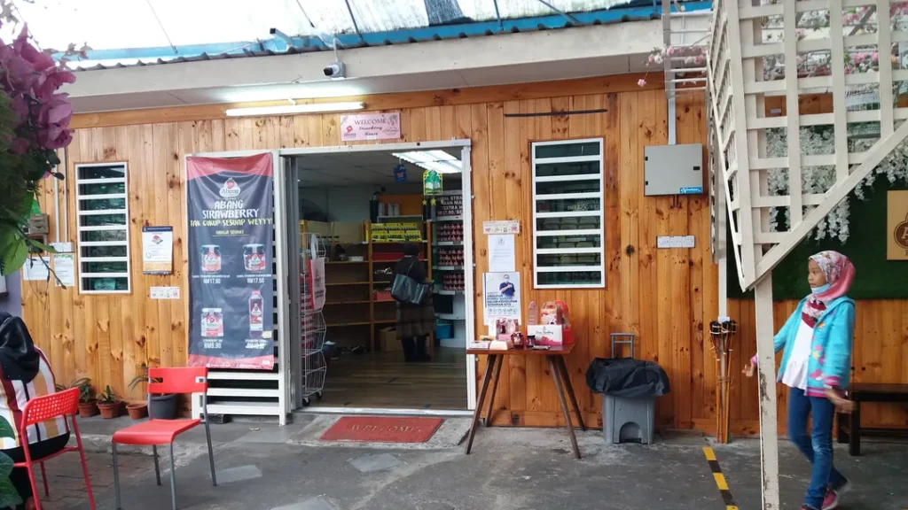 Kedai Cenderamata untuk Kenang Kenangan di Abang Strawberry