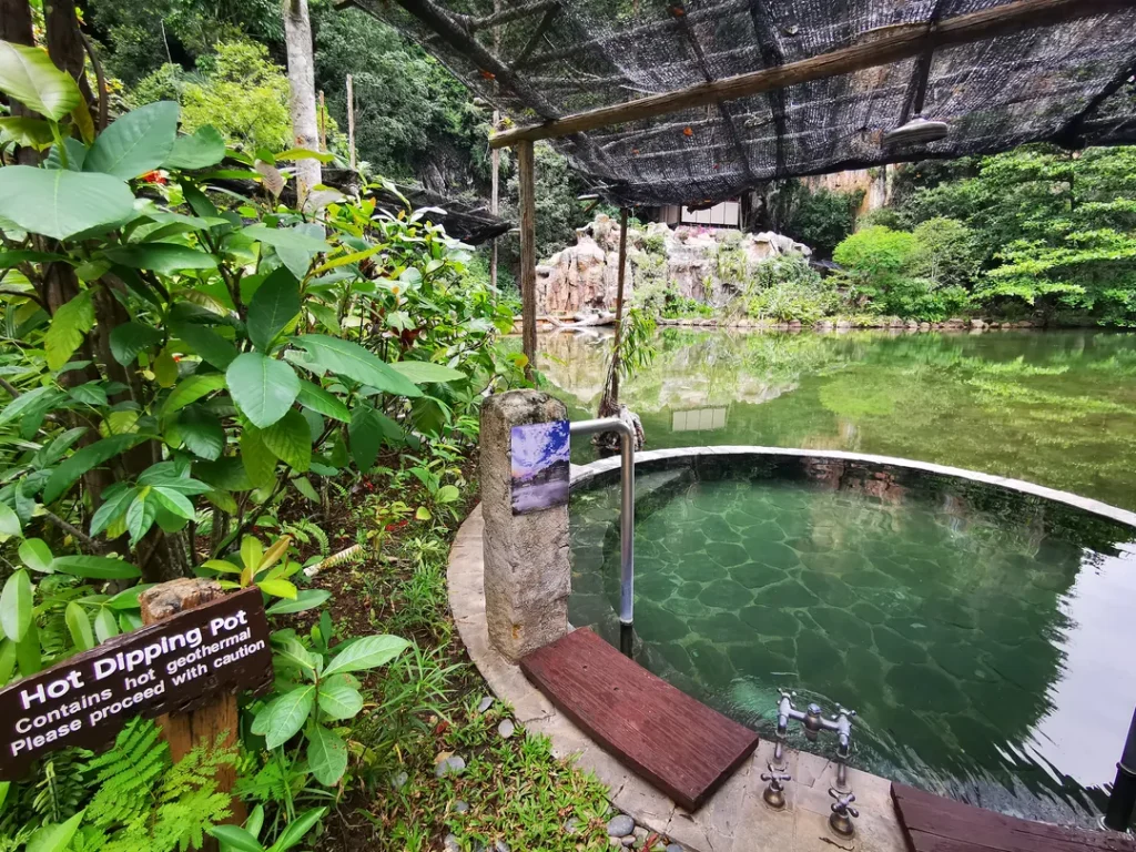 Pengalaman Air Panas Semula Jadi di Resort