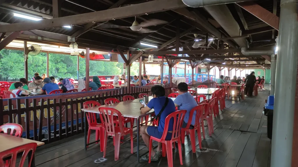 Tempat Menarik di Desaru Restoran Terapung Seafood Bujang Firefly