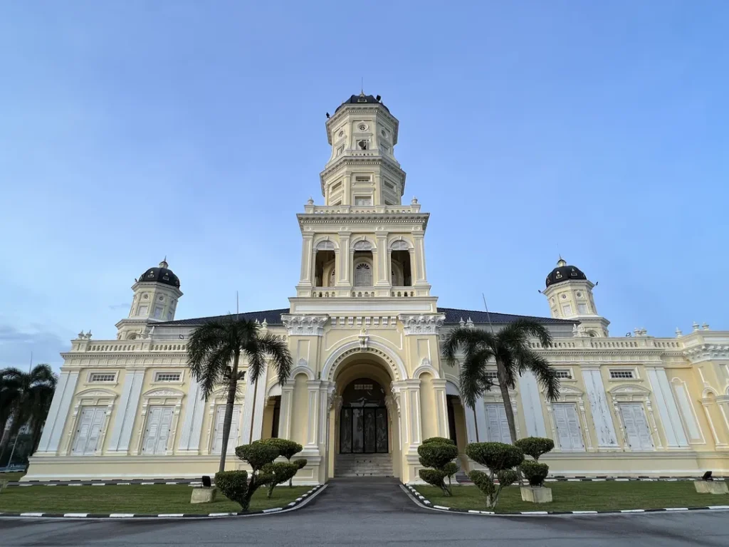 Tempat Menarik di Johor Bahru Masjid Sultan Abu Bakar