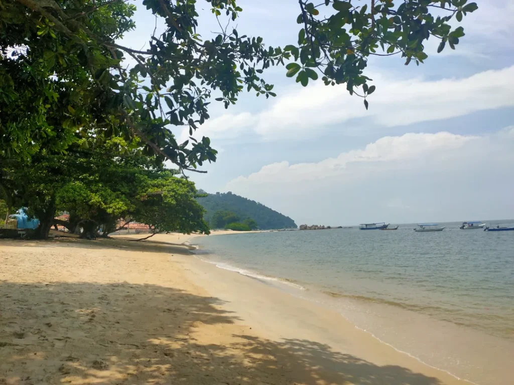 Tempat Menarik di Pangkor Pantai Pasir Bogak