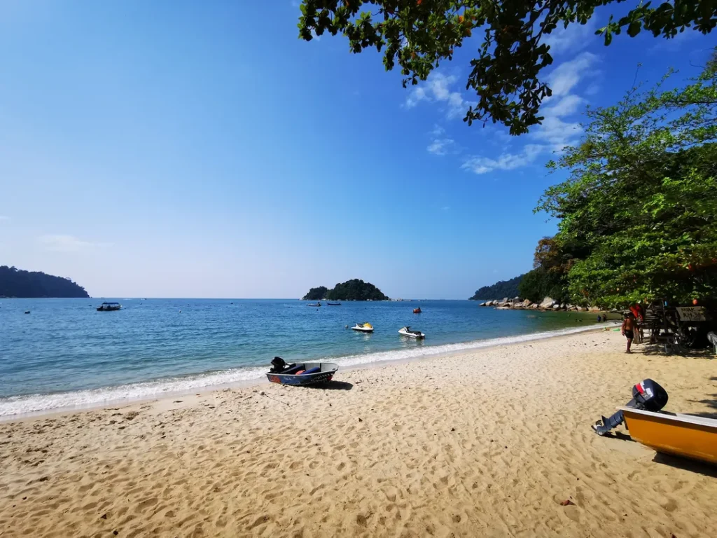 Tempat Menarik di Pangkor Pantai Teluk Nipah