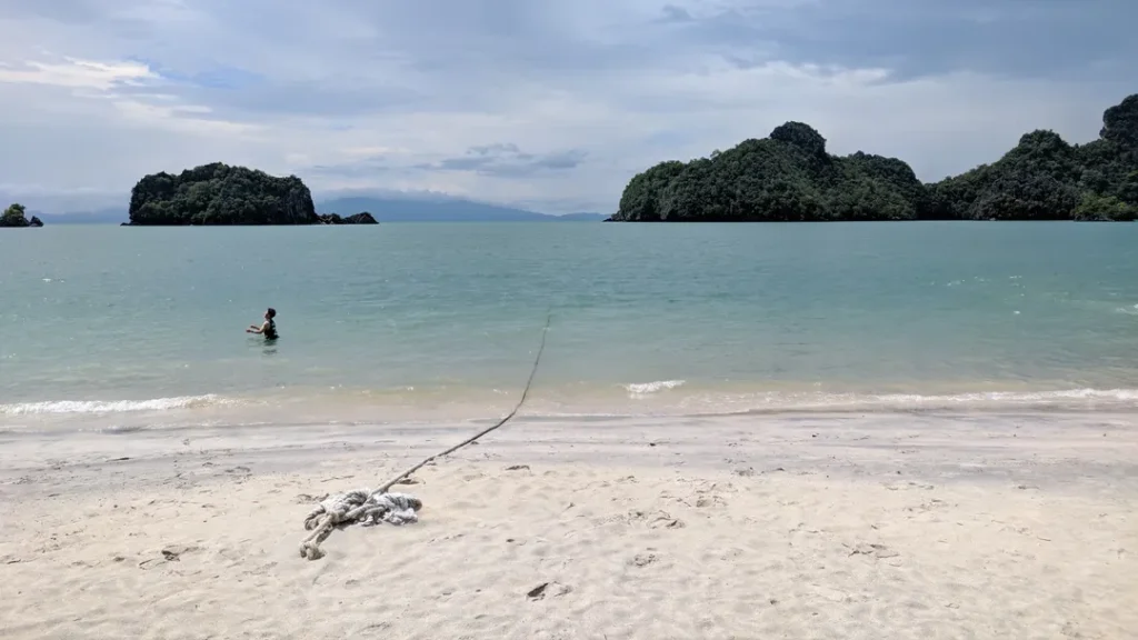 Aktiviti Pantai dan Rekreasi Air di Tj. Rhu