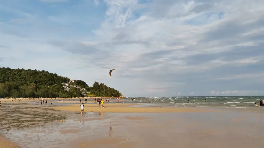 Kelas Surfing di Pantai Cherating