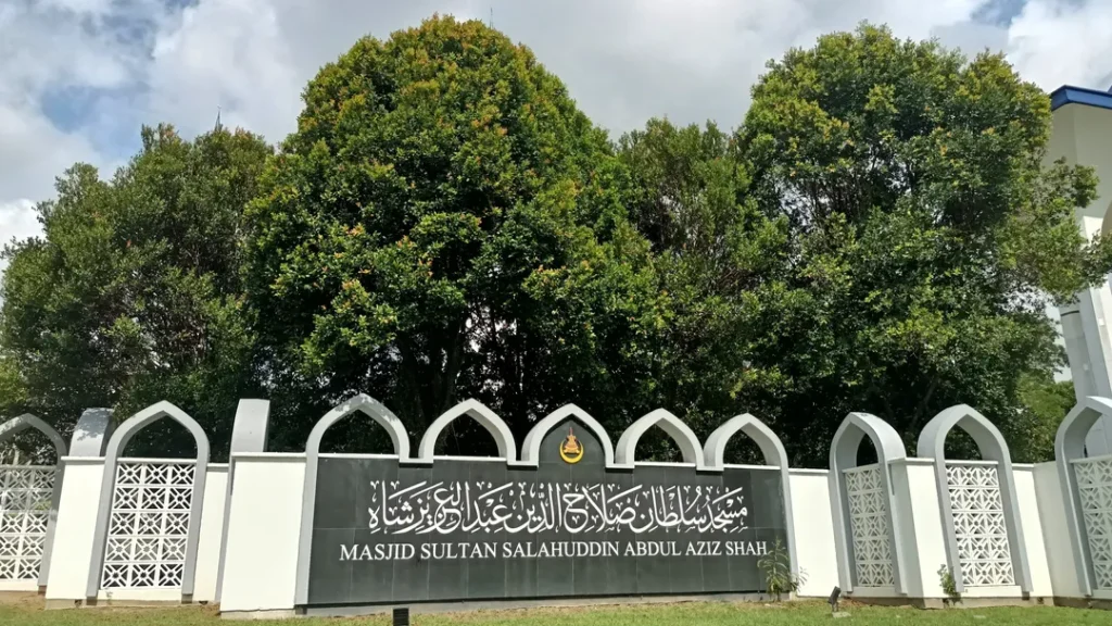 Lokasi dan Akses ke Masjid Sultan Salahuddin Abdul Aziz Shah