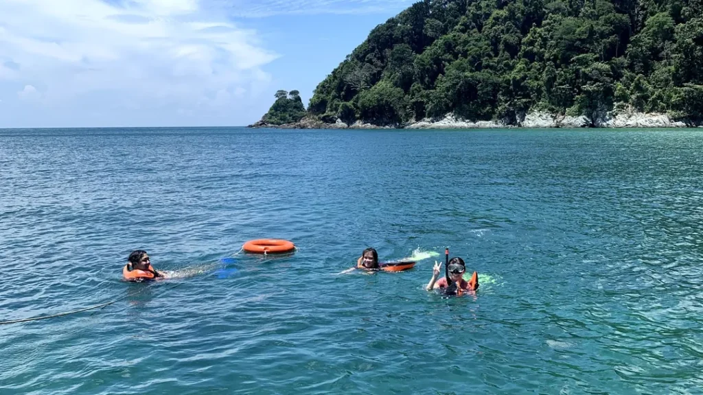 Peluang Menyelam dan Snorkeling di Sibu Island