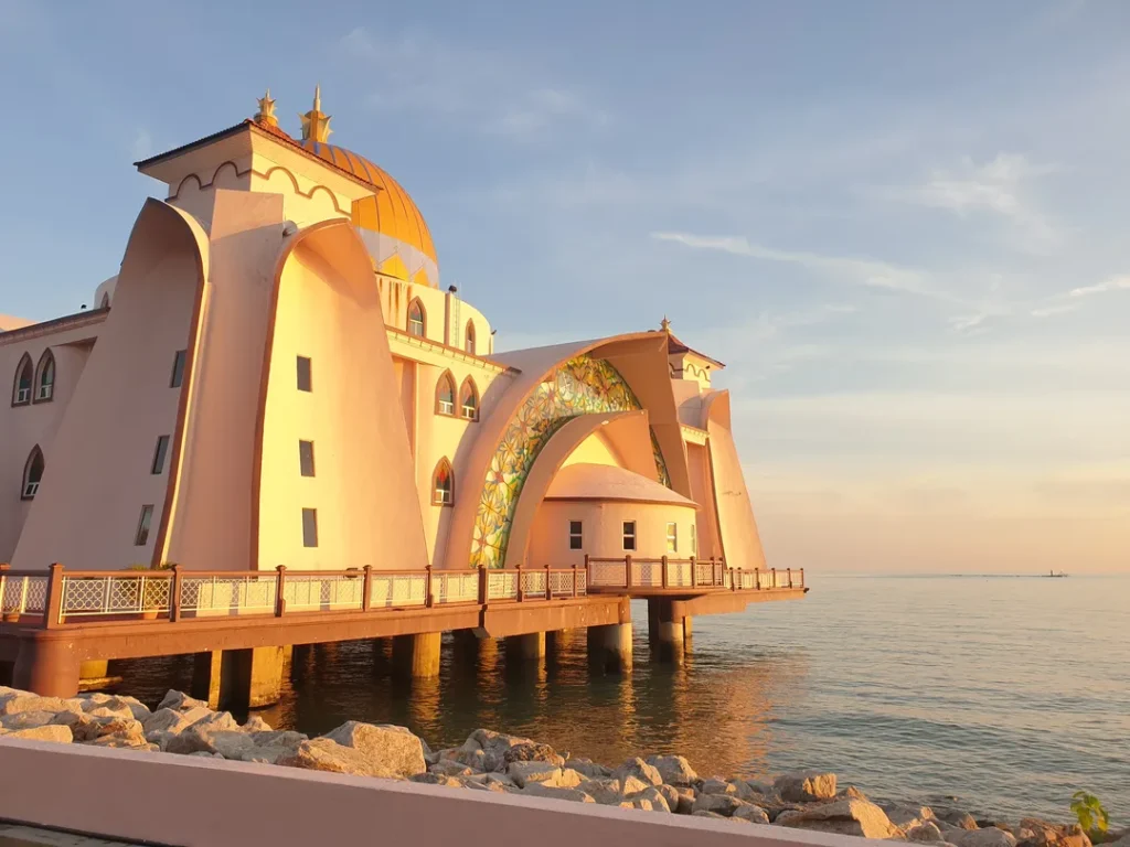 Pemandangan Laut yang Menakjubkan dari Masjid