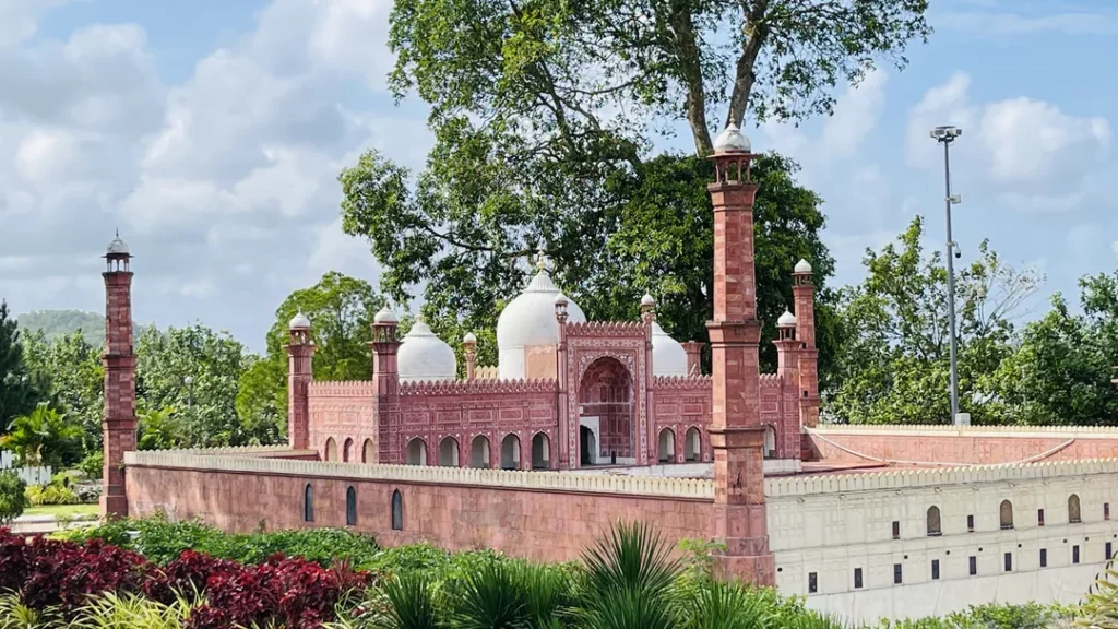 Replika Masjid Bersejarah di TTI