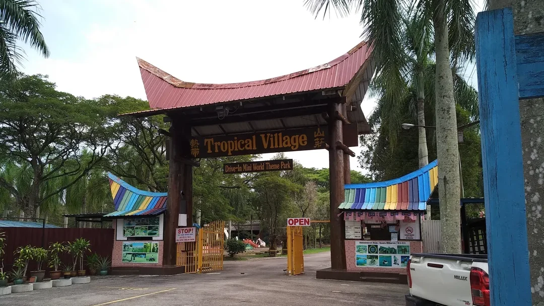 Tempat Menarik di Batu Pahat Tropical Village Ayer Hitam