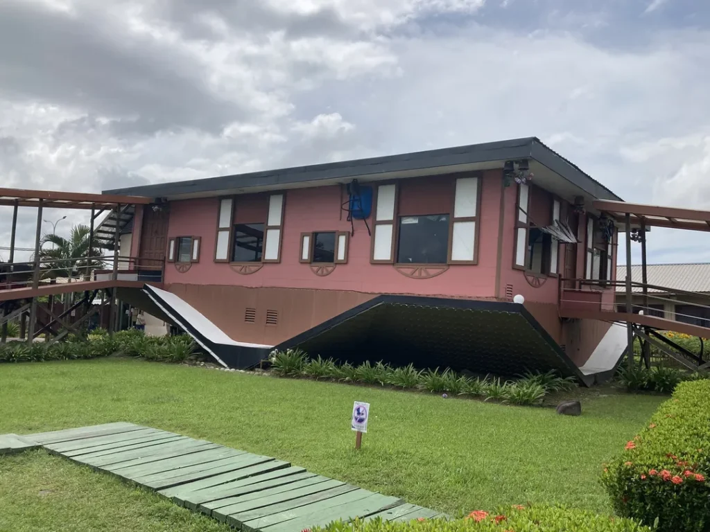 Tempat Menarik di Kota Kinabalu Rumah Terbalik Sabah
