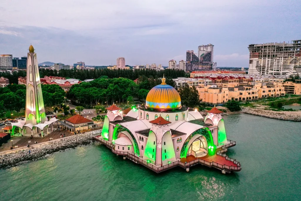 Tempat Menarik di Melaka Masjid Selat Melaka