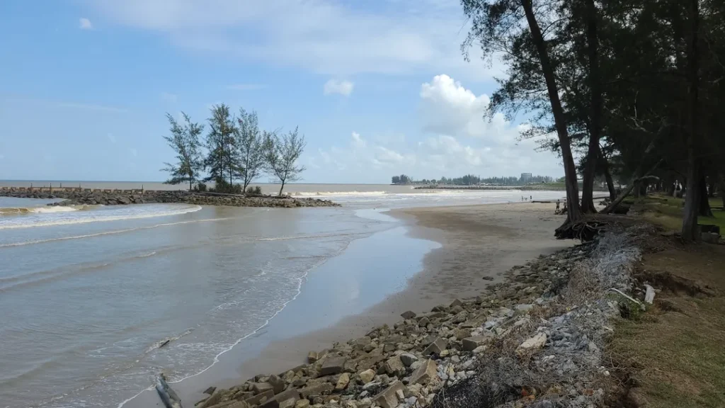Tempat Menarik di Miri Pantai Tanjung Lobang