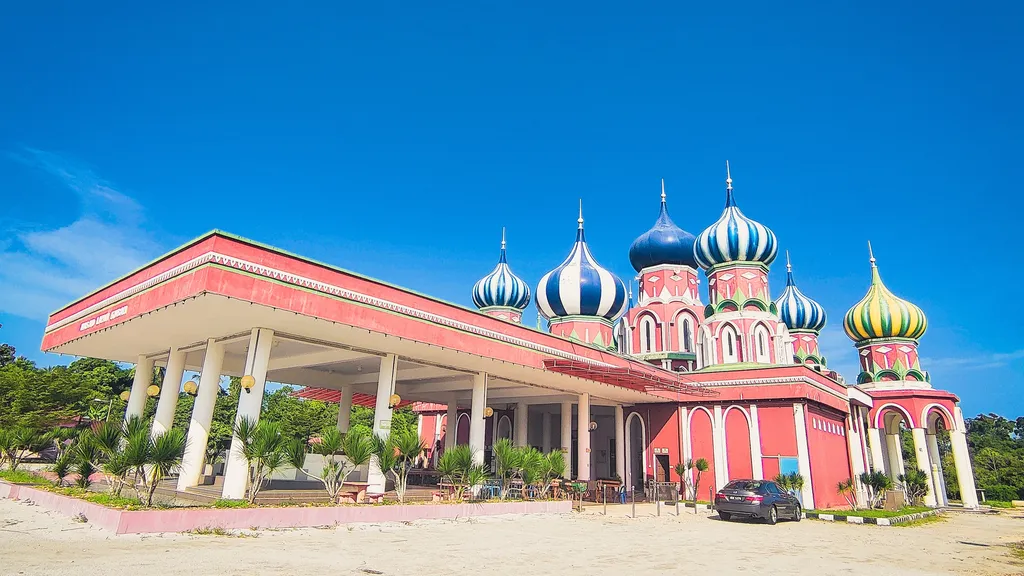 Desain Arsitektural dan Ciri Khas Masjid Lapan Kubah