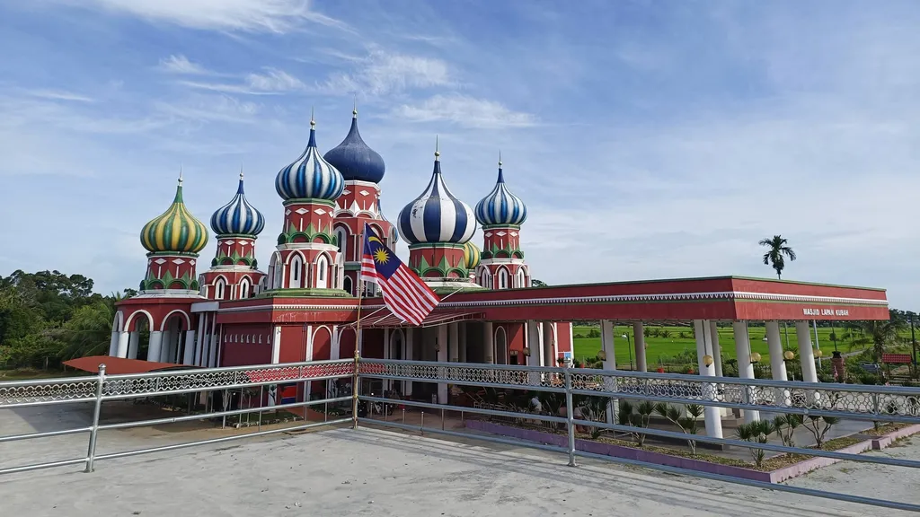 Fasilitas dan Kemudahan untuk Pengunjung di Masjid Lapan Kubah