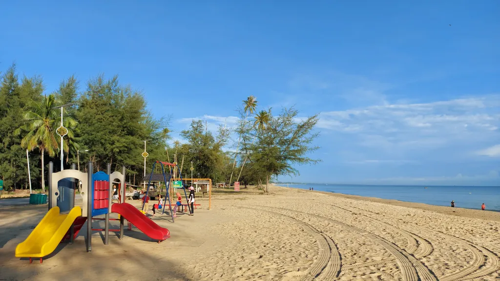 Fasilitas dan Kemudahan untuk Pengunjung di Pantai Bisikan Bayu