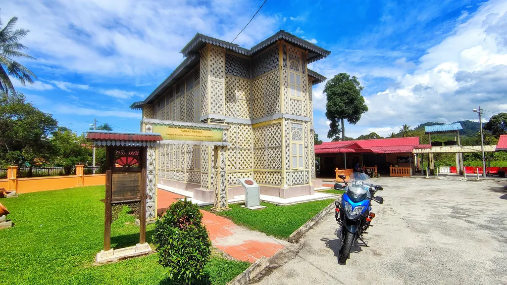 Tempat Menarik di Kuala Kangsar Masjid Ihsaniah Iskandariah
