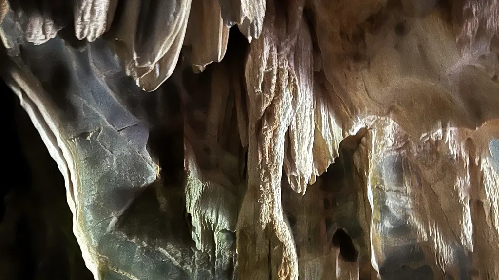 Tempat Menarik di Pulau Tuba Gua Wang Buluh