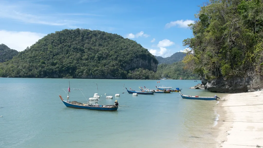 Tempat Menarik di Pulau Tuba Pantai Pulau Tuba