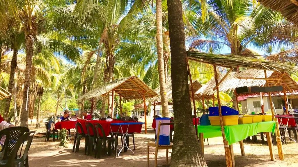 Tempat Menarik di Pulau Tuba Restoran Seafood Tok Bee