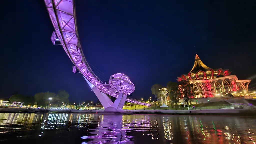 Tempat Menarik di Sarawak Kuching Waterfront