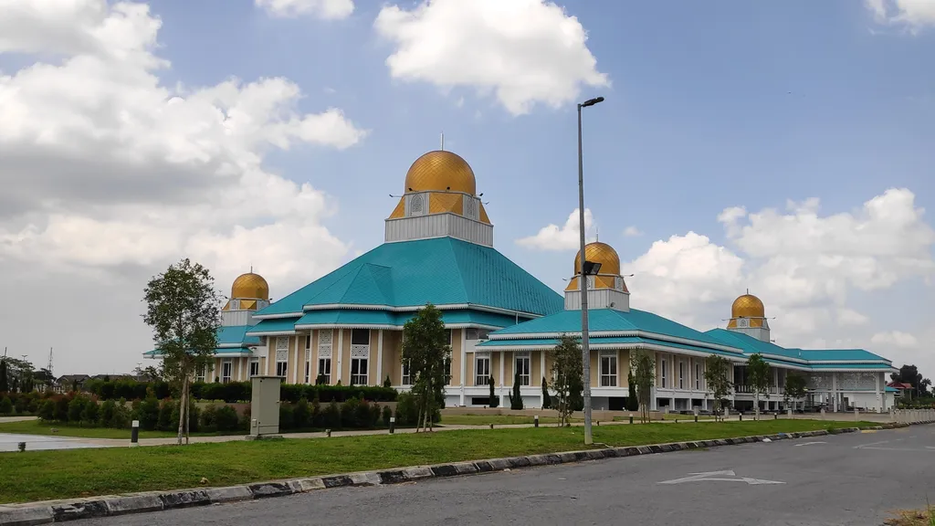 Tempat Menarik di Sarawak Masjid Darul Hana