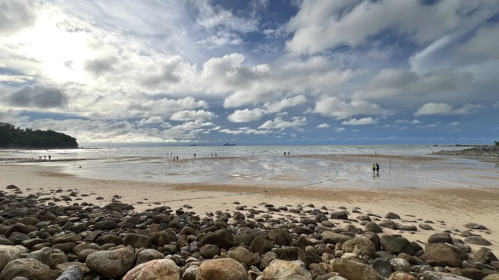 Tempat Menarik di Sarawak Pantai Damai