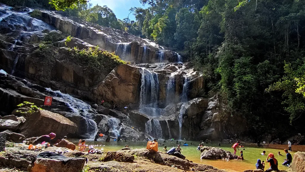 Aktiviti Rekreasi dan Keseronokan di Panching Waterfall