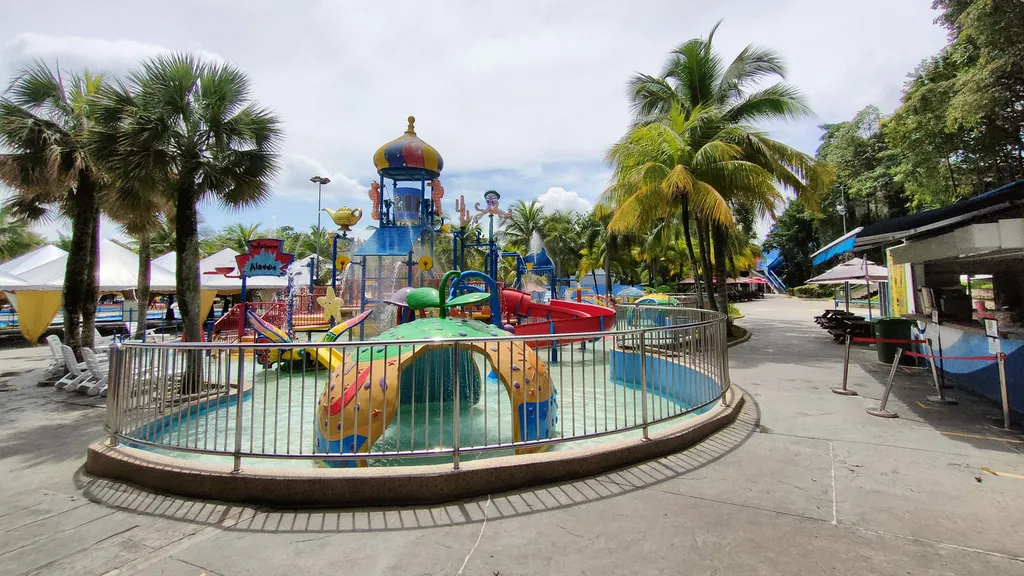 Gelongsor Air yang Mendebarkan dan Menyenangkan di WaterWorld I City