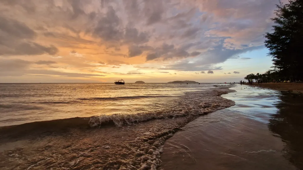 Keajaiban Senja dan Keindahan Pantai Tanjung Aru