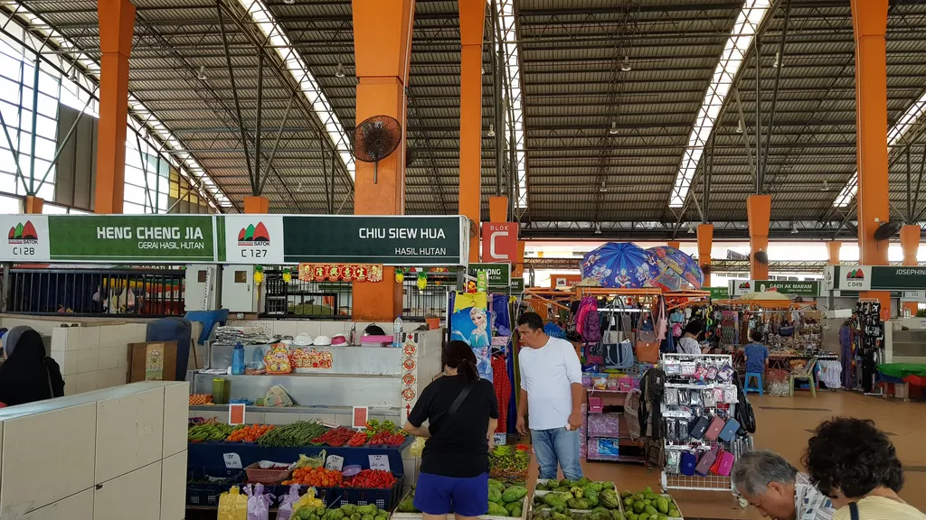 Kepelbagaian Produk dan Barang Dagangan di Pasar Satok