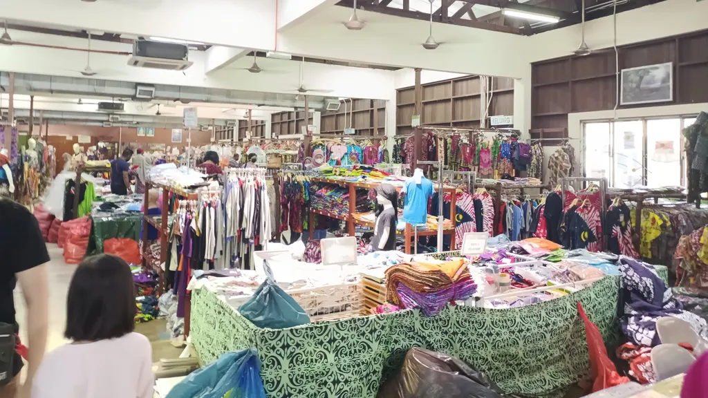 Koleksi Batik dan Produk Tersedia di Batik Village
