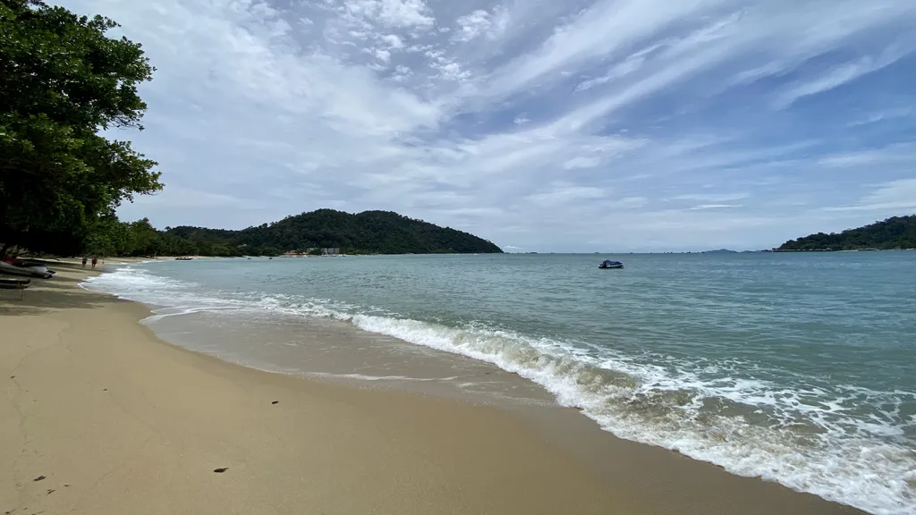 Menikmati Pantai yang Indah Pasir Bogak Pulau Pangkor
