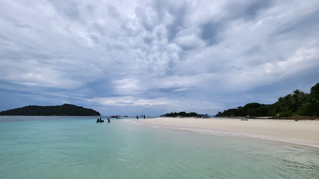 Pantai Pasir Putih dan Keajaiban Alam Pulau Tengah