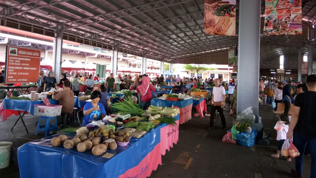 Pengalaman Belanja yang Kaya Budaya di Pasar Satok