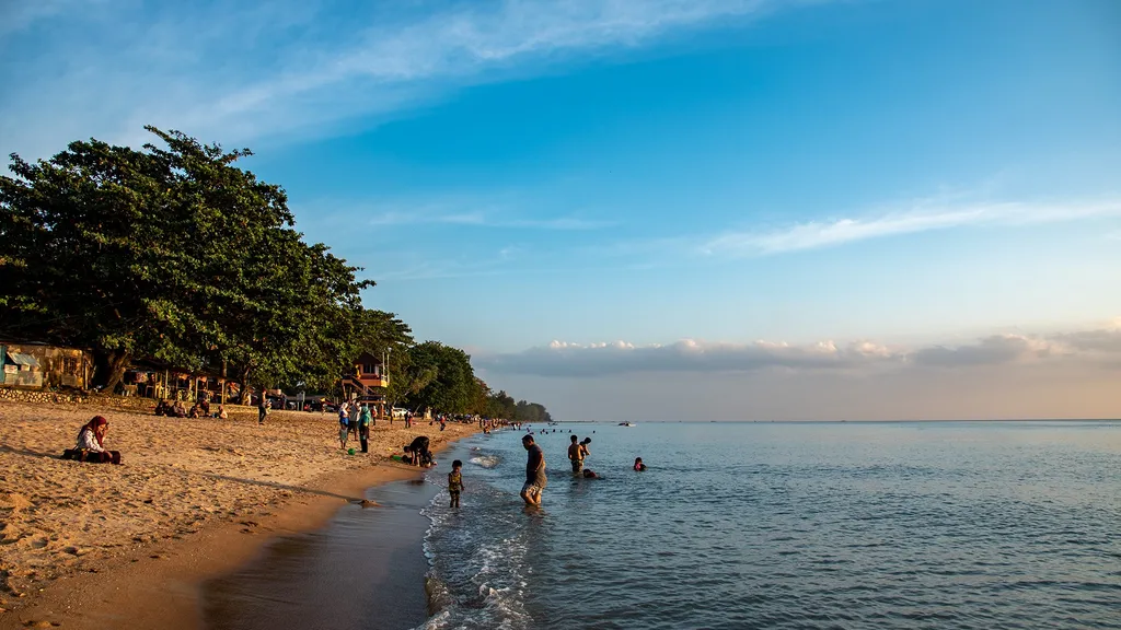 Pilihan Penginapan dan Kuliner di Pantai Pengkalan Balak