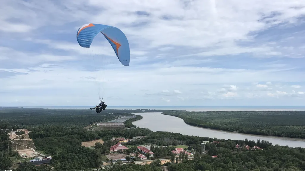 Sensasi Paragliding dan Pemandangan Indah