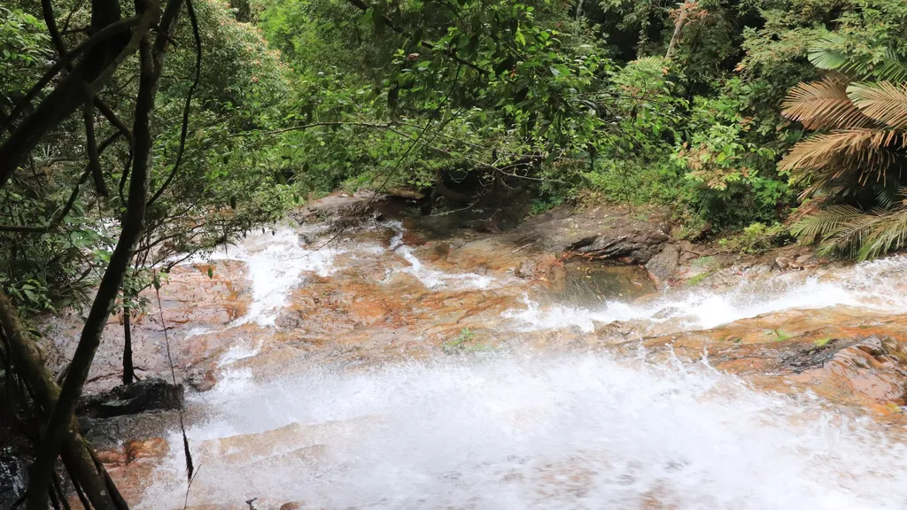 Serangkaian Air Terjun Menawan di Hutan Lipur Kanching