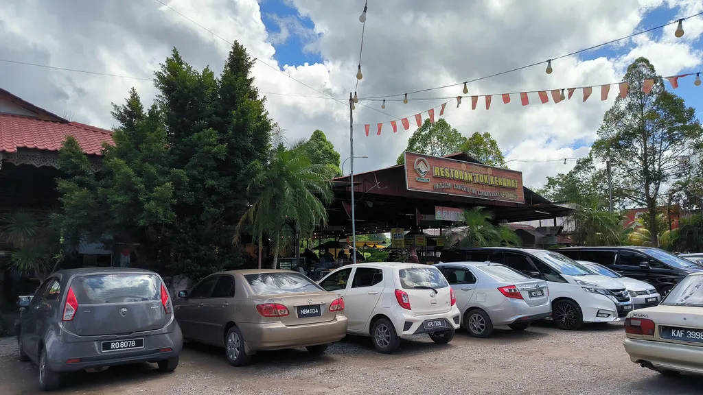 Suasana Dekorasi yang Menawan di Restoran Tok Keramat