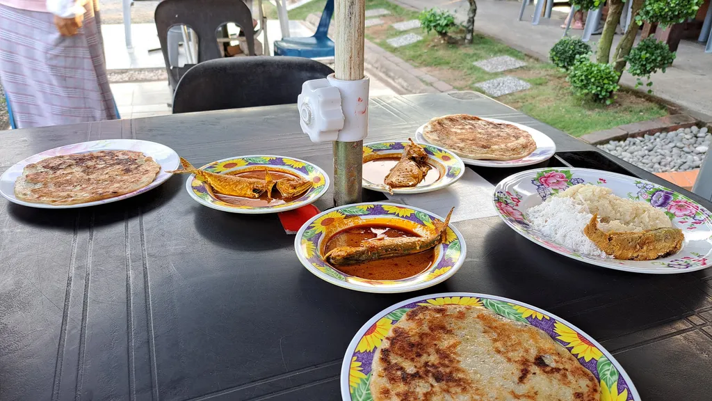 Suasana Tradisional dan Dekorasi Klasik di Warung