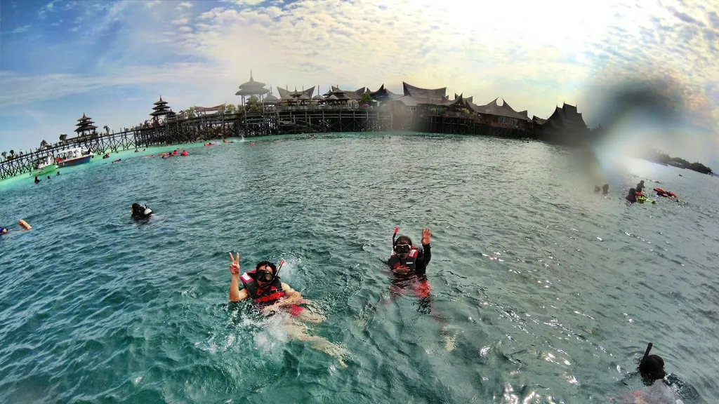Surga Menyelam dan Snorkeling di Pulau Kapalai