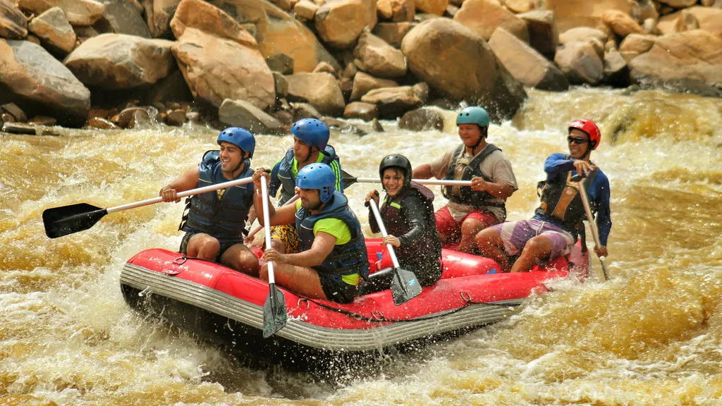 Aktivitas Arung Jeram di Sungai Padas