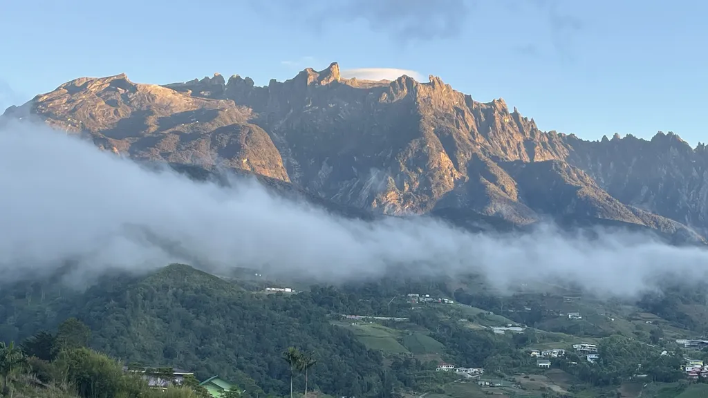 Aktivitas Trekking Gunung Kinabalu