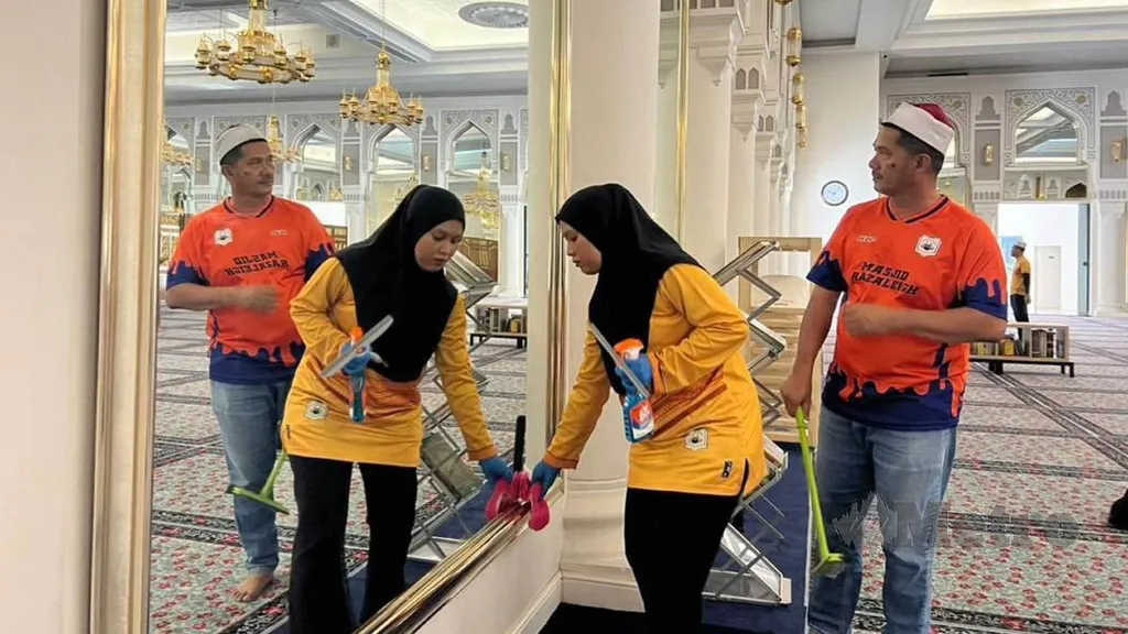 Aktiviti Sukarelawan dan Khidmat Masyarakat Membersihkan Masjid