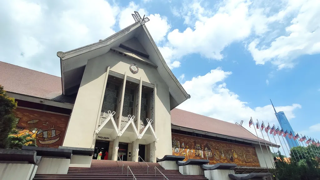 Melawat Museum dan Galeri Seni seperti Muzium Negara