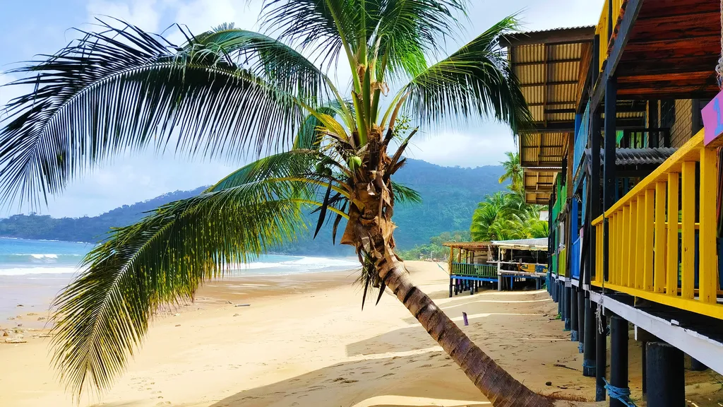 Menikmati Pantai Berpasir Lembut di Pulau Tioman