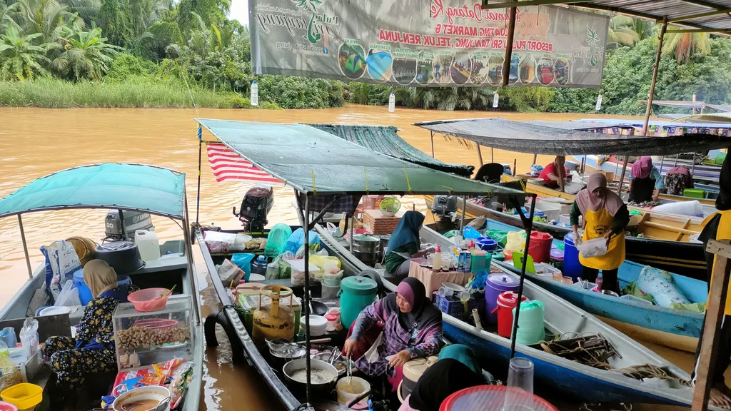 Pasar Terapung Pulau Suri
