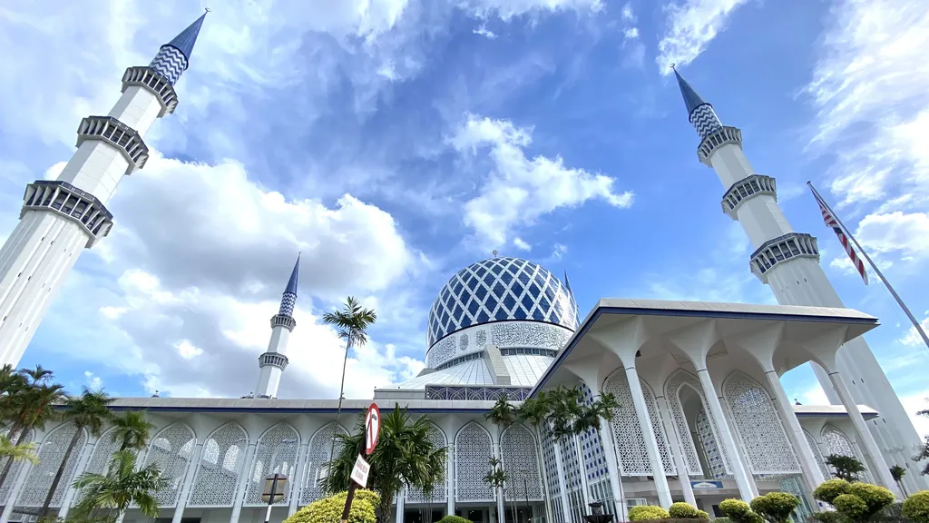 Tempat Instagramable Masjid Biru